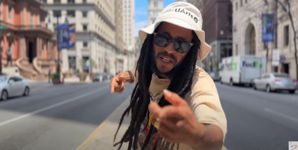 RAS Mikey C destila buena energía en su videoclip « Intentions »